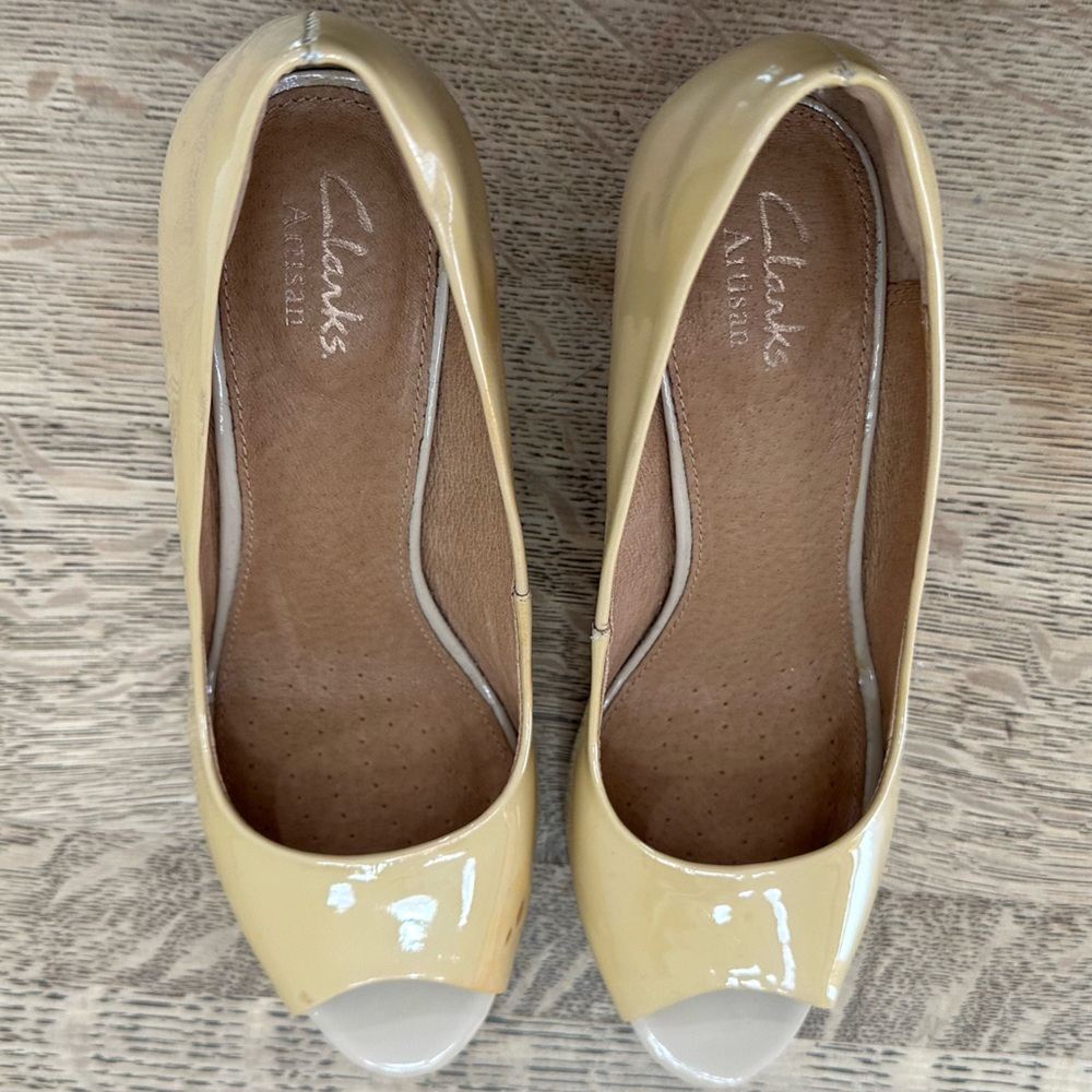 Clarks NWOB Artisan Indigo Nude Tan Patent Peep Toe Pumps Heels Dress Shoes 6.5 - Picture 9 of 15